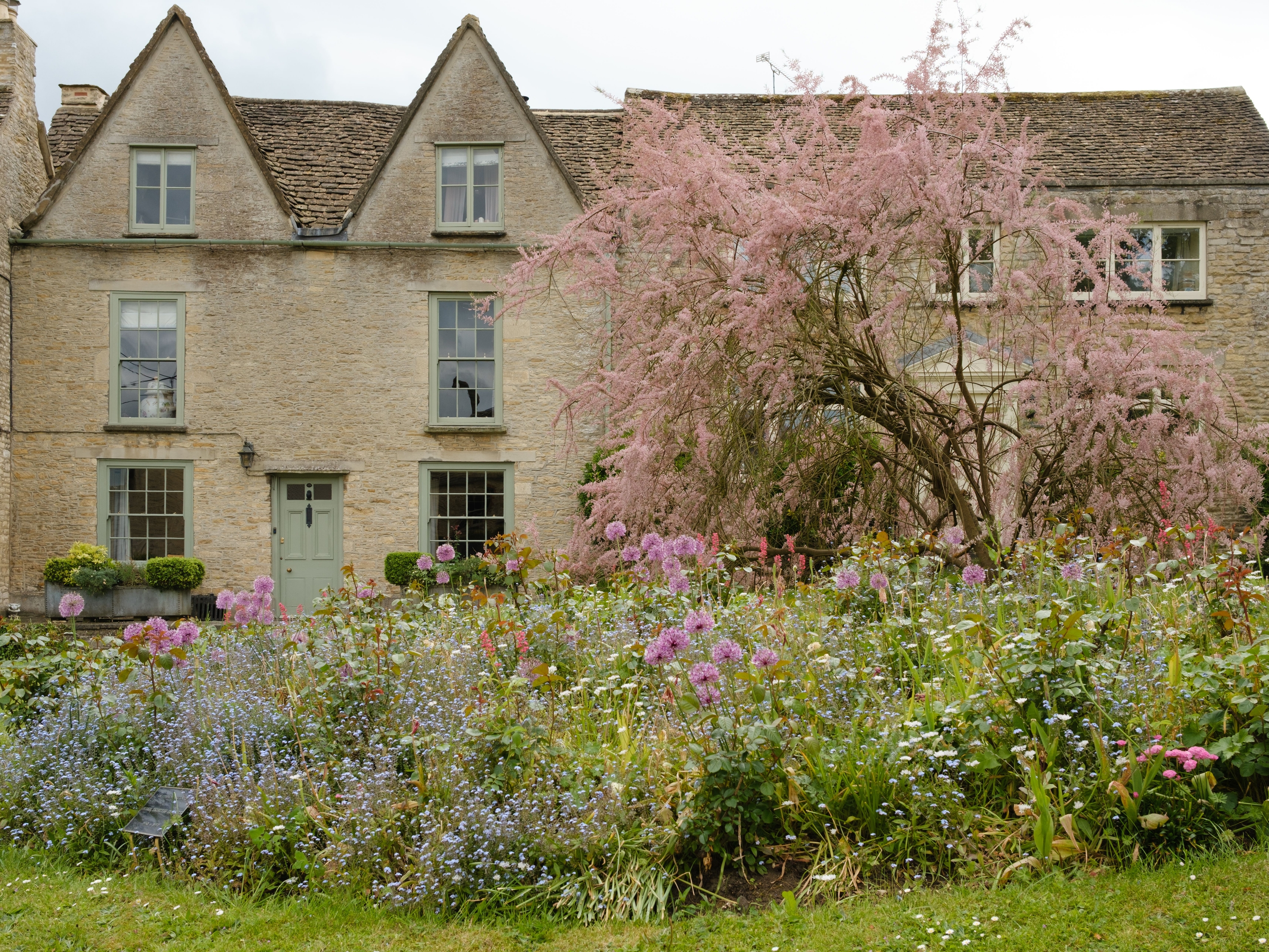How to Bring Back the Classic English Border in Your Own Yard