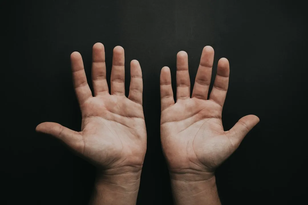 The Basic Mechanics: What Actually Happens When a Hand Goes Numb (Image Credits: Unsplash)