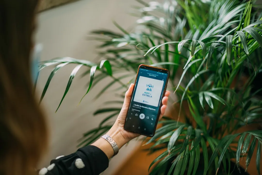 Dedicated Plant Apps vs. General AI Chatbots (Image Credits: Unsplash)