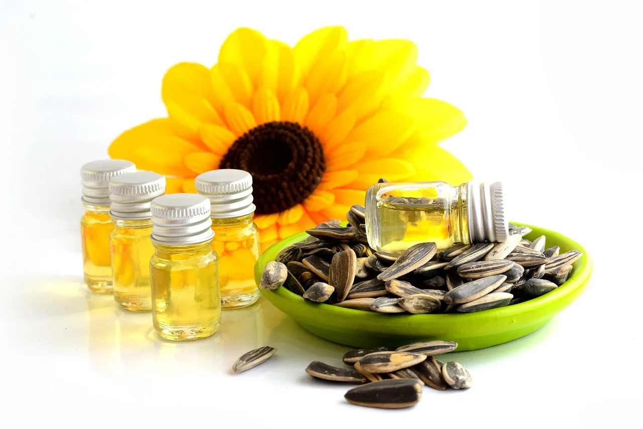 9. Sunflower and Almond Oil for Dry Skin (Image Credits: Pixabay)