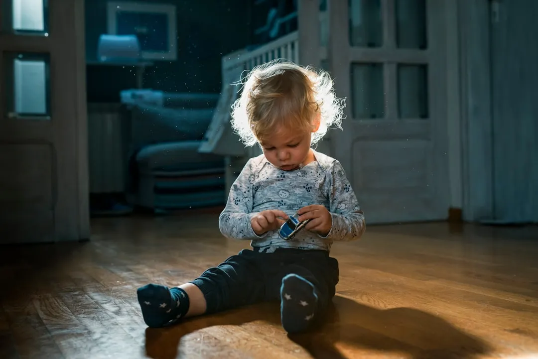 5. Your Young Child Is Using Screens Alone for Long Stretches (Image Credits: Unsplash)