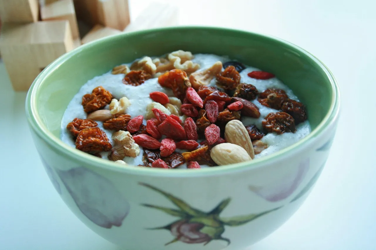 Oatmeal with Nuts or Dried Fruit (Image Credits: Pixabay)