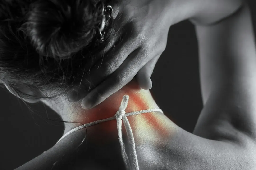 Clues That Your Shoulder Pain May Not Be About the Shoulder (Image Credits: Unsplash)