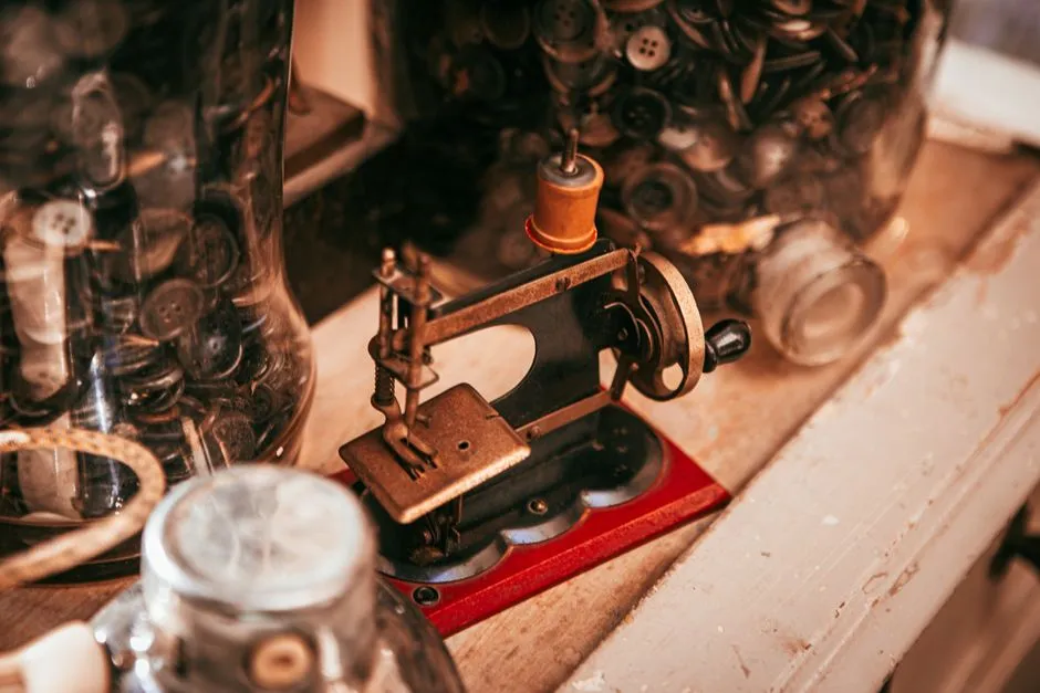 Antique vs. Vintage: The Distinction Matters (Image Credits: Pexels)