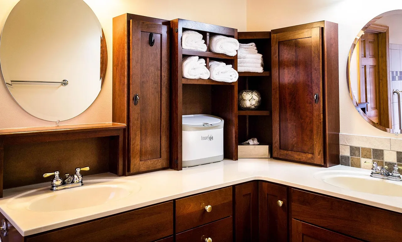7. You're Storing Towels in the Wrong Containers (Image Credits: Pixabay)