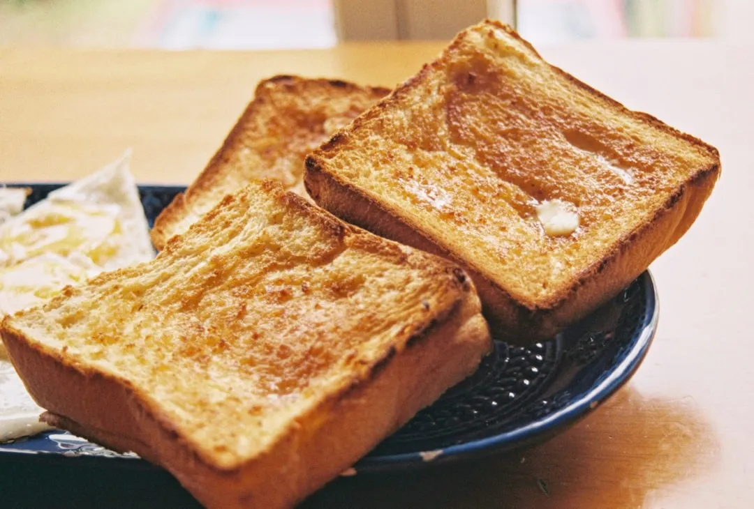 5. Margarine on Toast: The Fake Butter That Fooled a Generation (Image Credits: Unsplash)