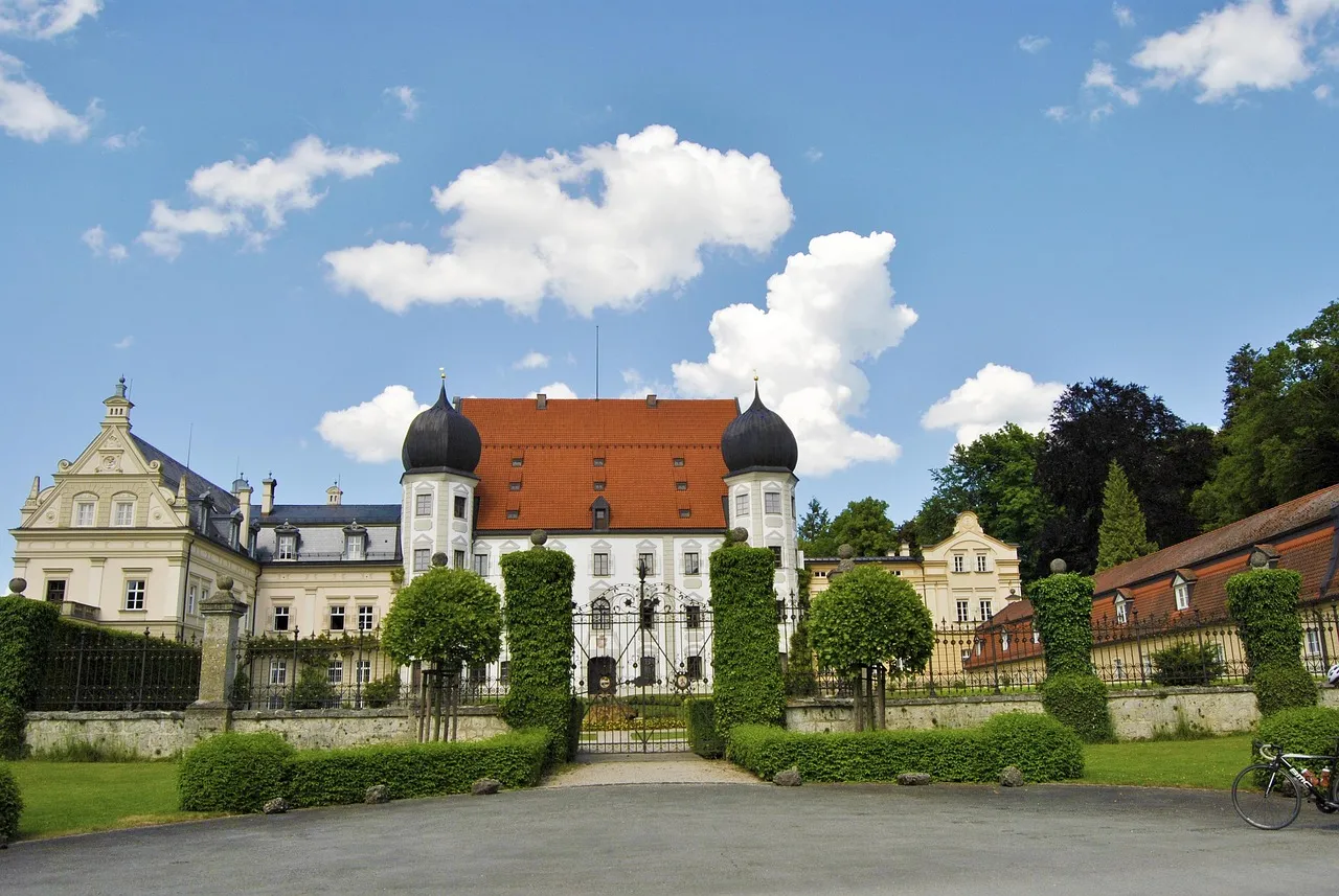 2. Never, Ever Block a Driveway (Image Credits: Pixabay)