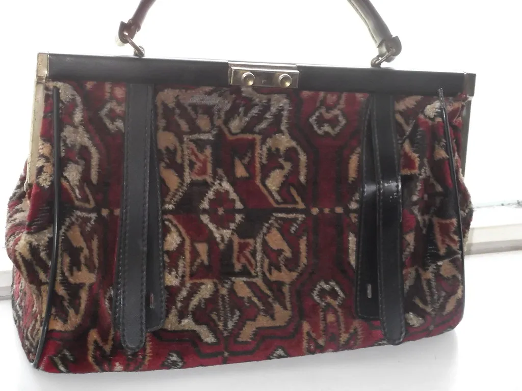 The Carpet Bag for Shorter Journeys (themostinept, Flickr, CC BY-SA 2.0)