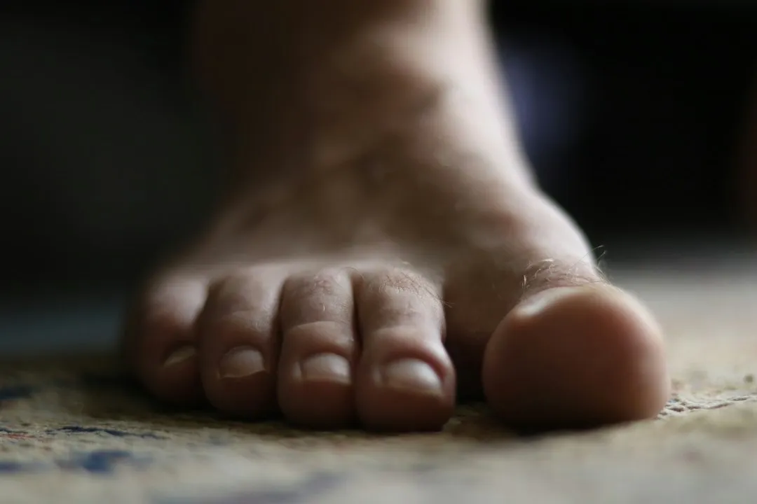 7. Slow-Healing Wounds on the Feet Are a Serious Red Flag (Image Credits: Unsplash)