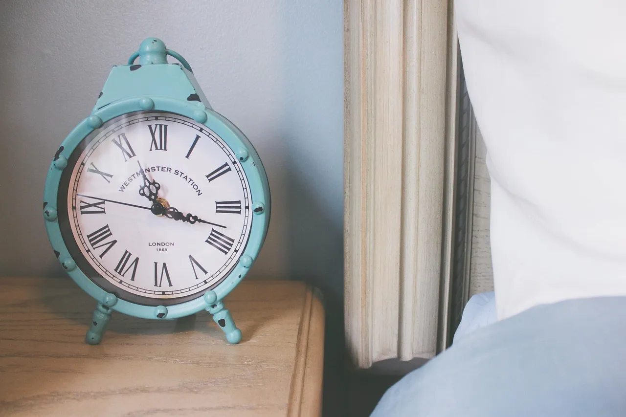 A Messy Nightstand Makes Anxiety-Prone Sleepers Worse Off (Image Credits: Pixabay)