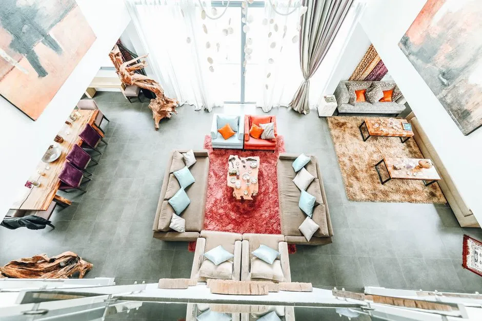 What Clutter Reveals About the Open Layout Fantasy (Image Credits: Pexels)