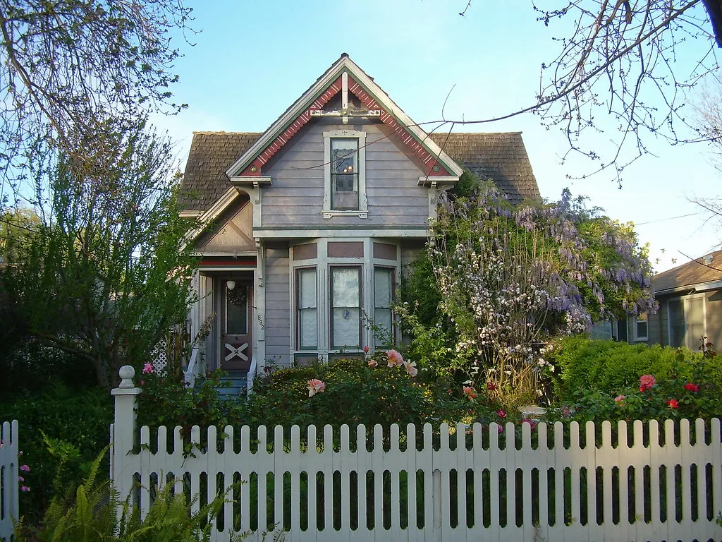 Talk to Your Neighbor Before You Call a Contractor (roarofthefour, Flickr, CC BY-SA 2.0)