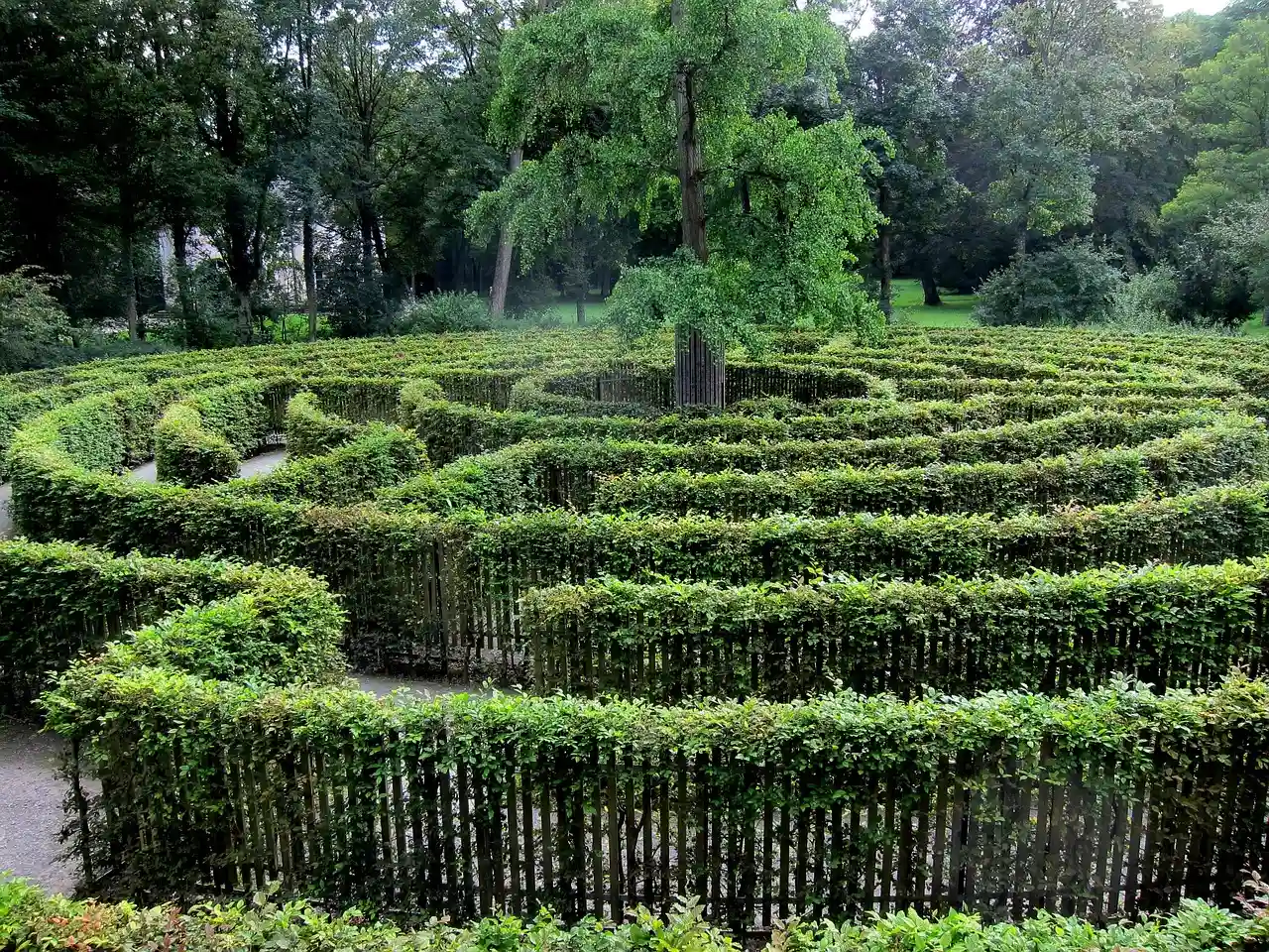 Use Curved Plant Borders Instead of Straight Lines (Image Credits: Pixabay)