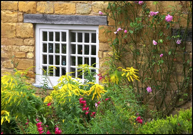 A Garden Style That Was Never Really Gone (From geograph.org.uk, CC BY-SA 2.0)