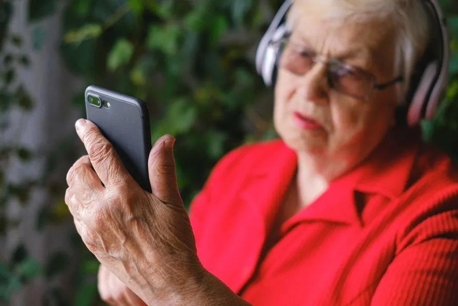 Hearing Loss Makes Phone Calls Genuinely Difficult (Image Credits: Pexels)