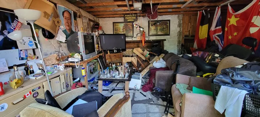 The Social Cost: Avoiding Guests and Hiding Spaces (Self-photographed, CC BY-SA 4.0)