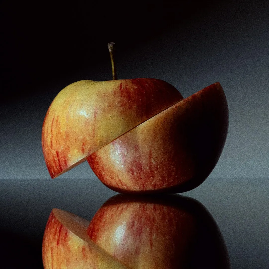 2. Apples: Nature's Mechanical Scrubber and Odor Neutralizer (Image Credits: Unsplash)