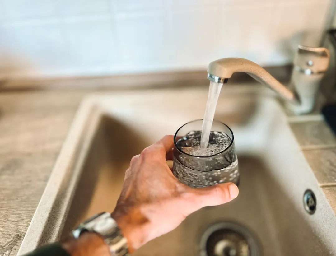 Your Tap Water May Be Quietly Sabotaging the Cup (Image Credits: Unsplash)
