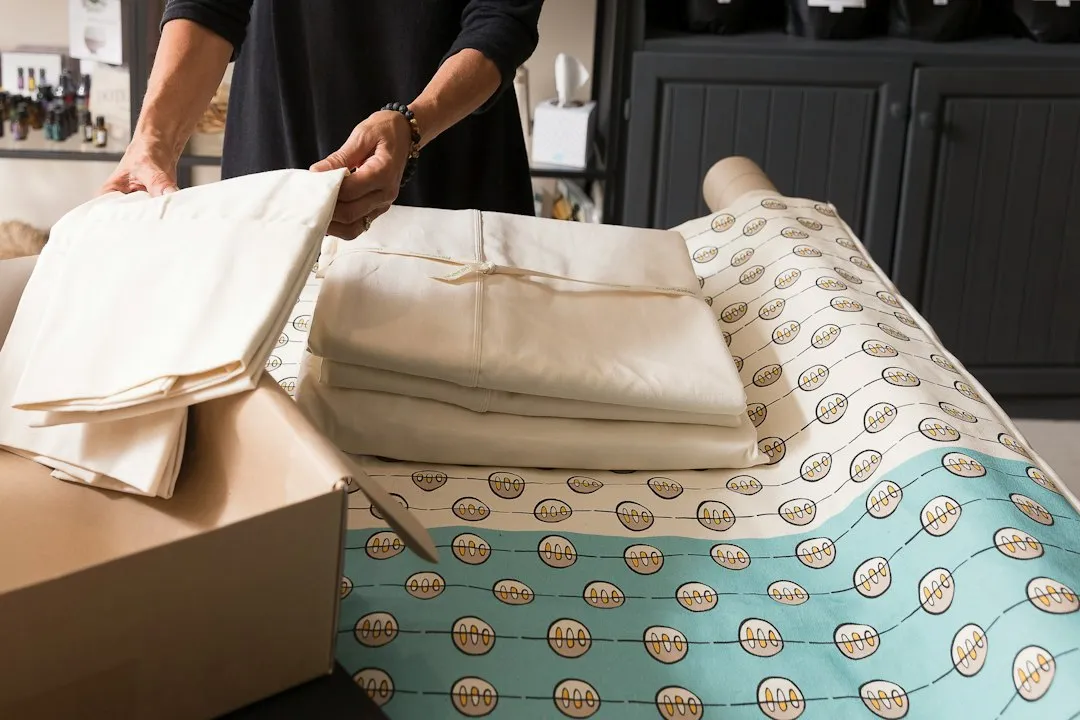 Fabrics That Generally Tolerate Vacuum Storage (Image Credits: Unsplash)