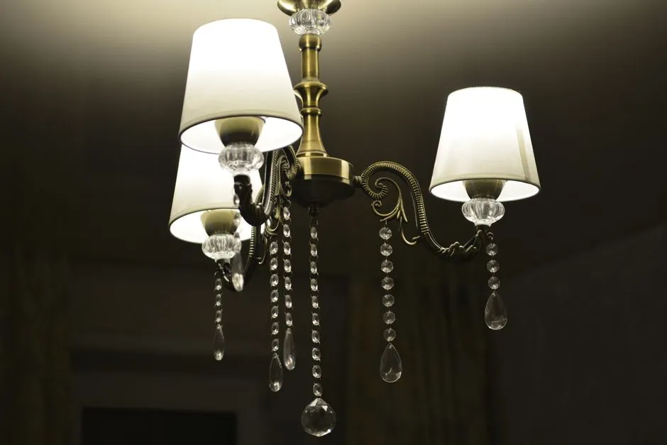 Why Enclosed Fixtures Are Especially Dangerous (Image Credits: Pexels)