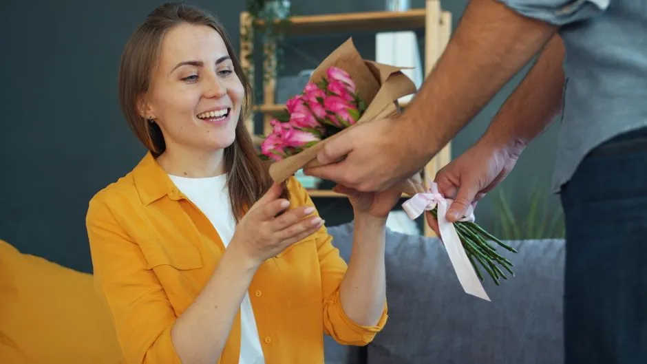 5. Flowers Strengthen Social Bonds and Closeness (Image Credits: Pexels)