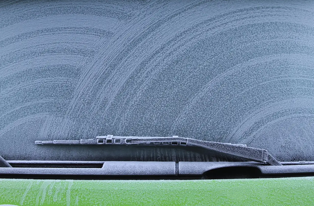 Using Wipers to Scrape Ice and Snow (Image Credits: Pixabay)
