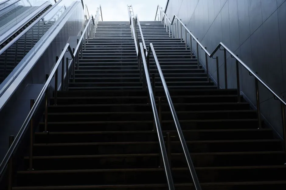 What the Research Actually Says About Handrail Standards (Image Credits: Pexels)
