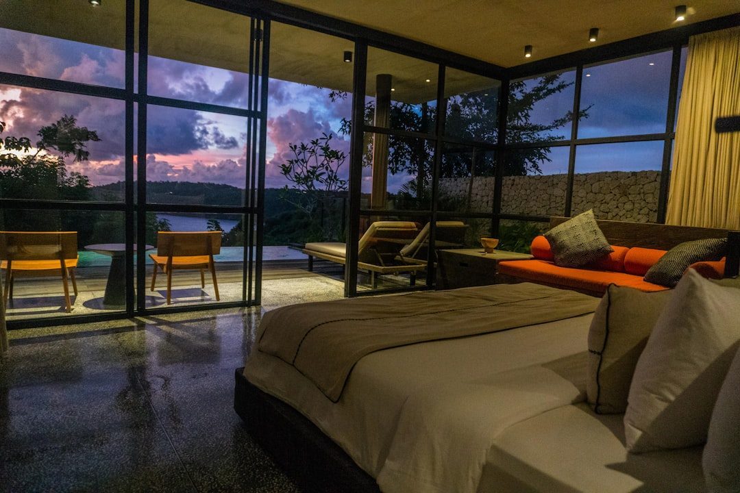 Package Deals Bundle Luxury at Lower Rates (Image Credits: Unsplash)