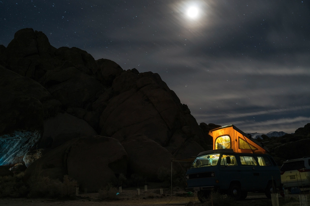Full Moon Desert Camping: Solitude Under Silver Light (Image Credits: Rawpixel)