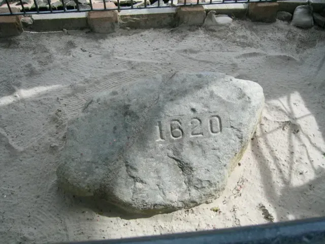 Plymouth Rock, Massachusetts (Image Credits: By carofoto, CC BY-SA 3.0, https://commons.wikimedia.org/w/index.php?curid=21841105)