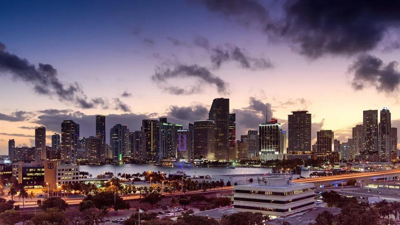 5. Miami, Florida: Gorgeous Until You Check the Housing Market (Image Credits: Pixabay)