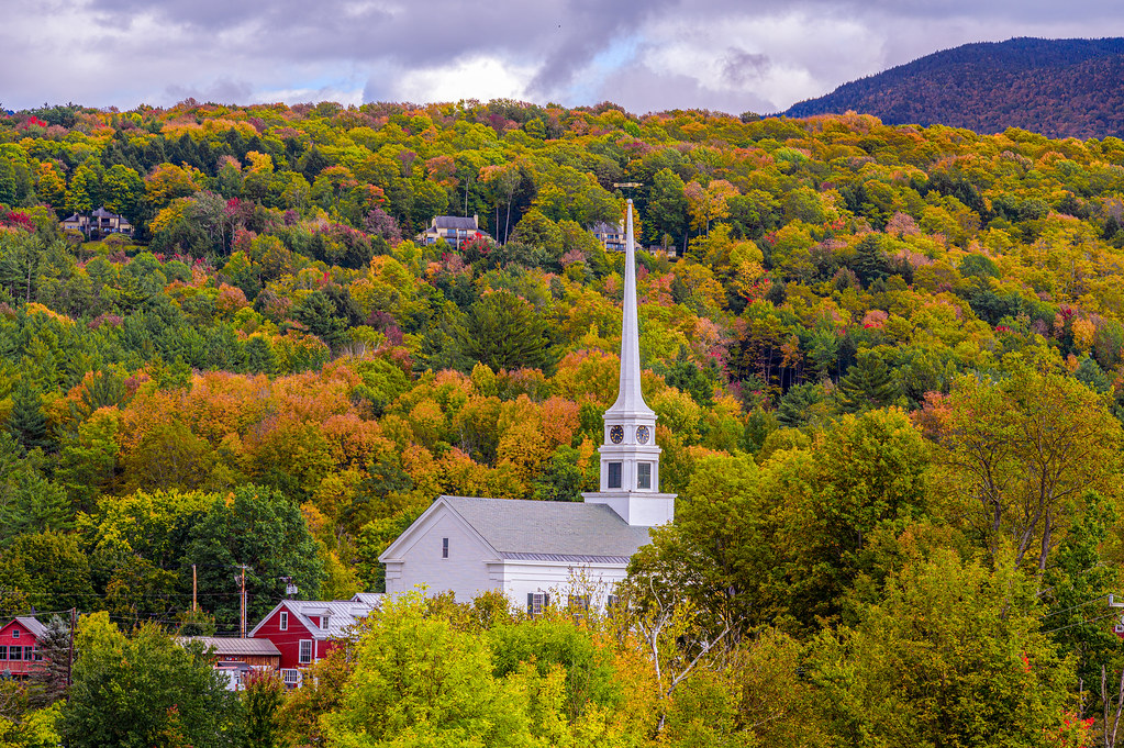 Stowe, Vermont: Mountain Magic and Maple Syrup Dreams (Image Credits: Flickr)