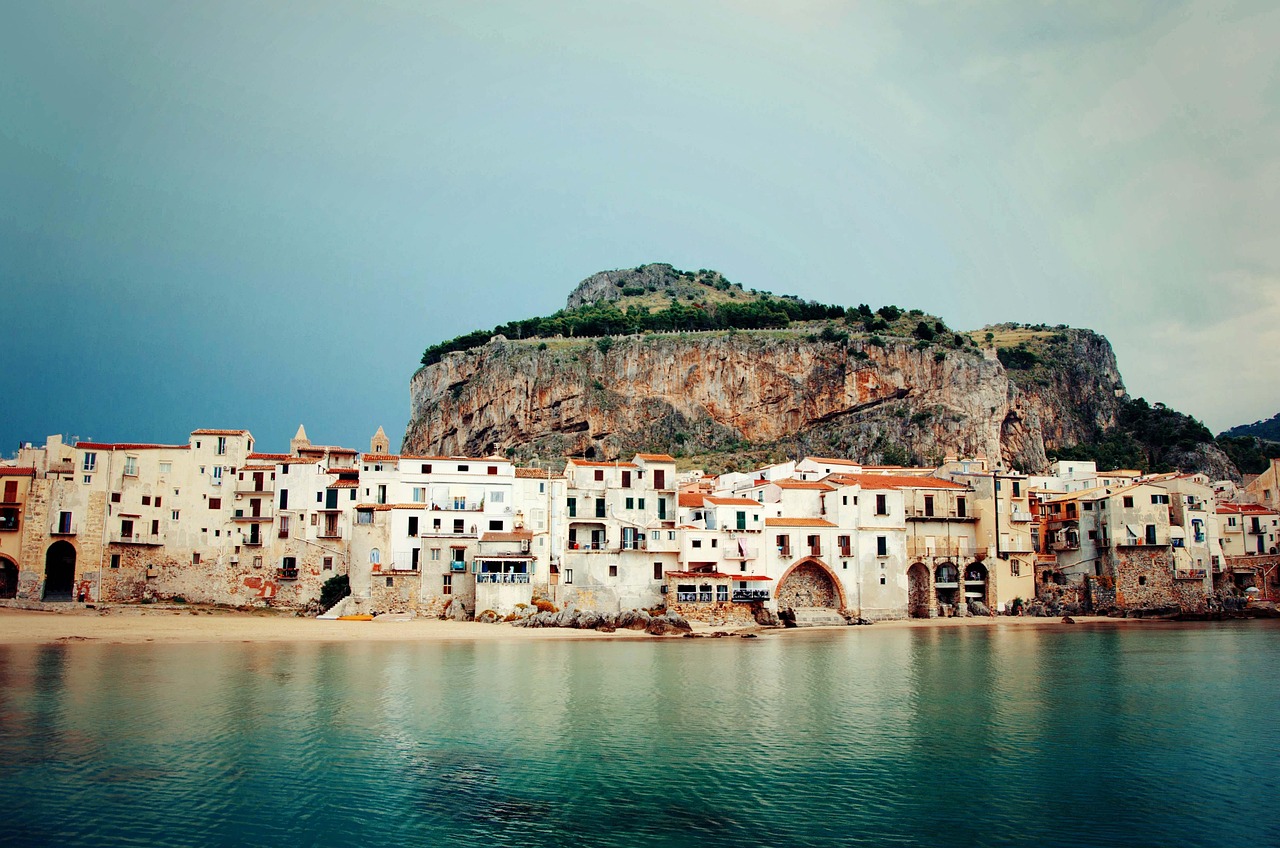 Cefalù, Sicily: Where Time Stands Still by the Mediterranean (Image Credits: Pixabay)