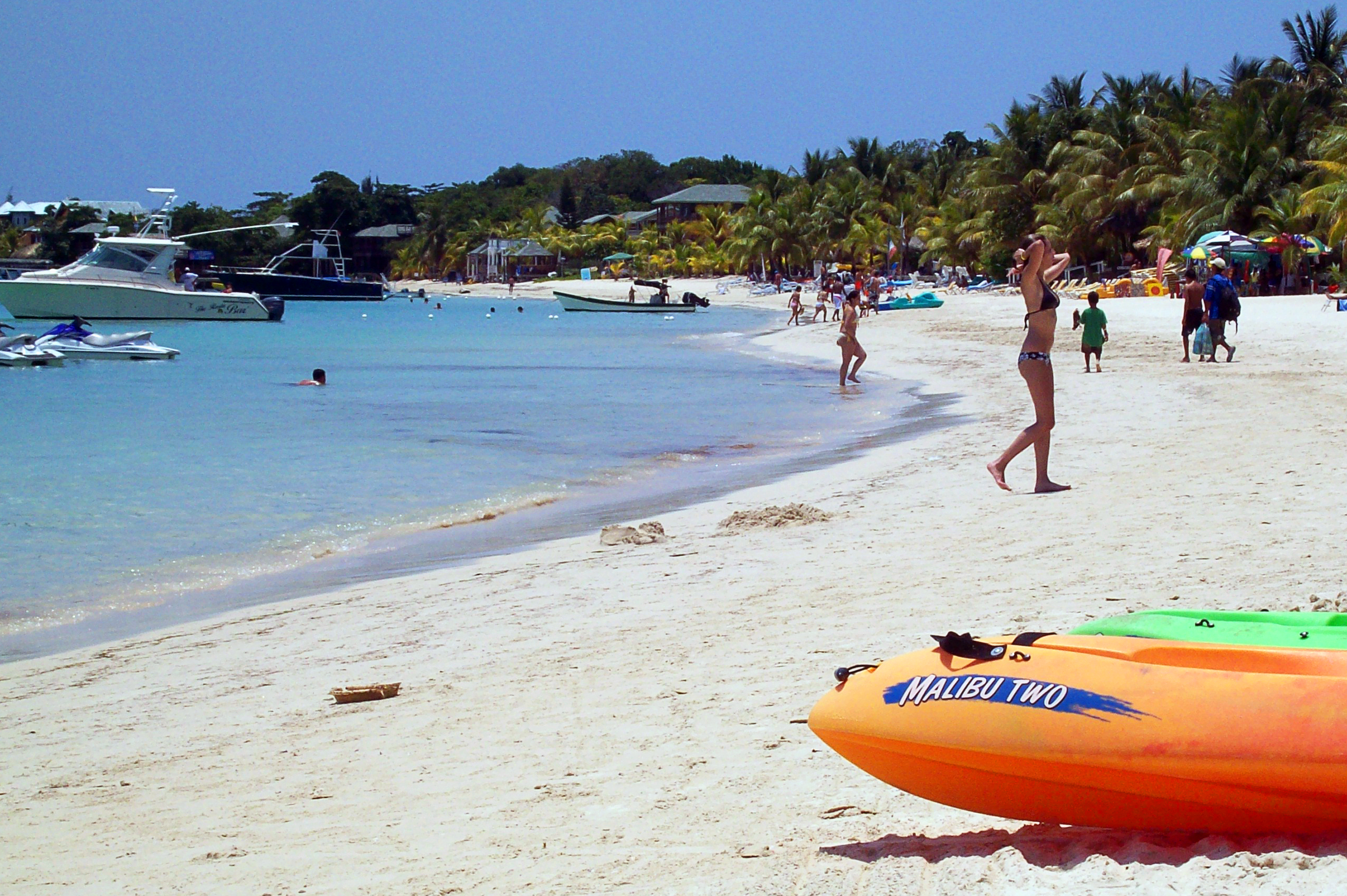 Roatán, Honduras - Diving Paradise on a Dime (Image Credits: Wikimedia)
