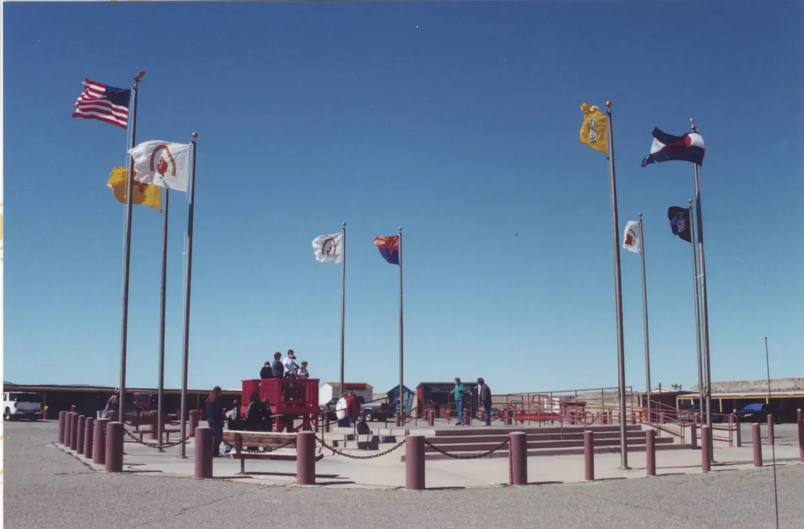 Four Corners Monument, Arizona/Utah/Colorado/New Mexico (Image Credits: Flickr: https://www.flickr.com/photos/dbaron/189816142/, CC BY-SA 2.0, https://commons.wikimedia.org/w/index.php?curid=22560571)