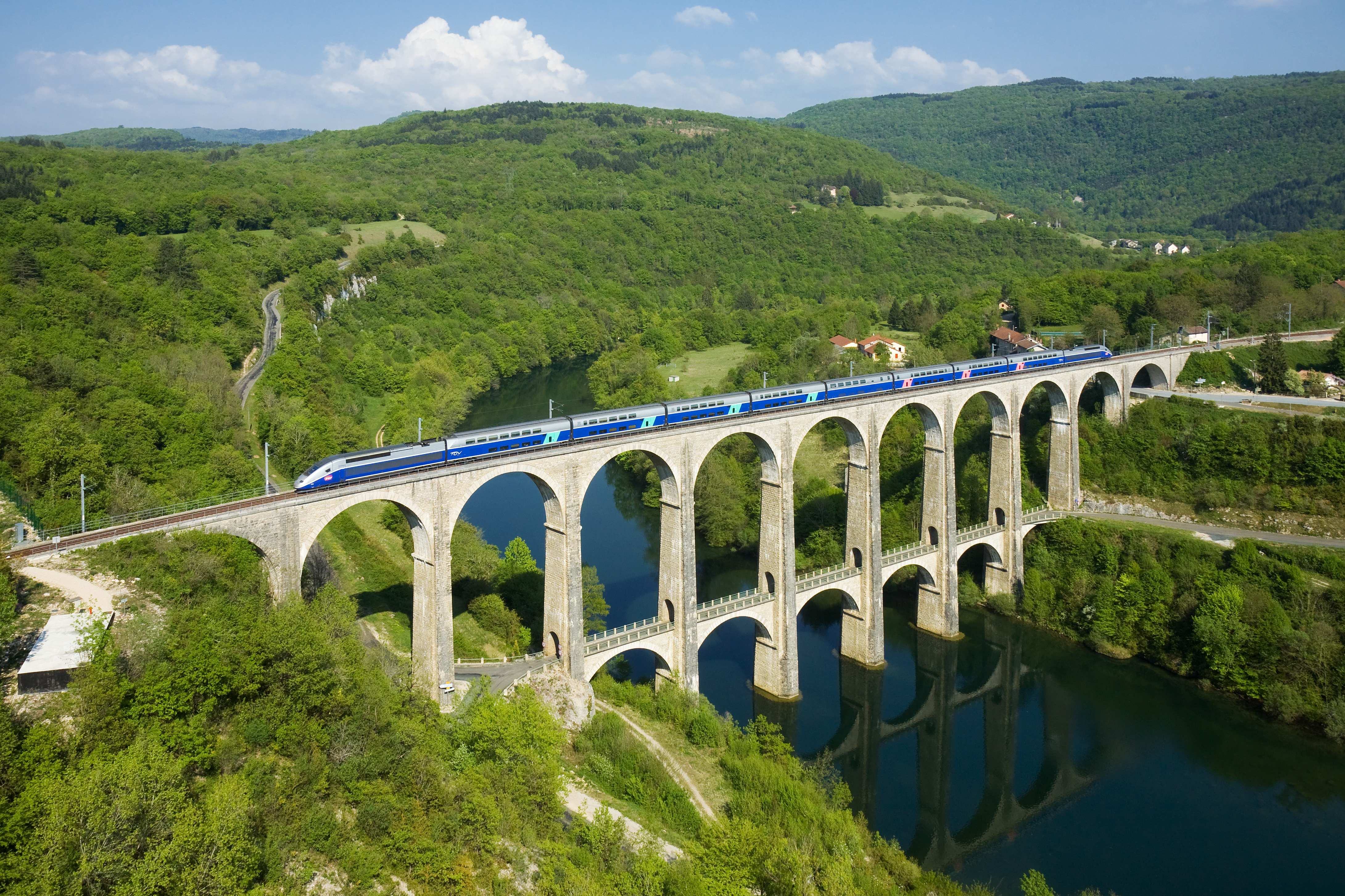 Short-Haul Routes: Where Trains Dominate (Image Credits: Wikimedia)
