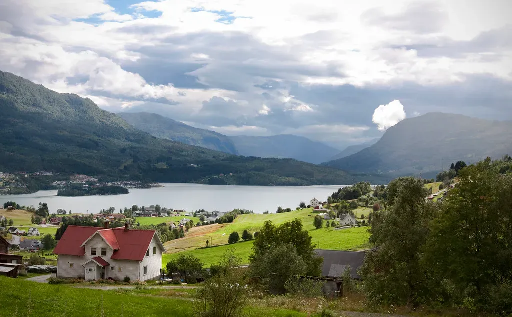 Norway: Mountains and Coastal Contrasts (Image Credits: Flickr)
