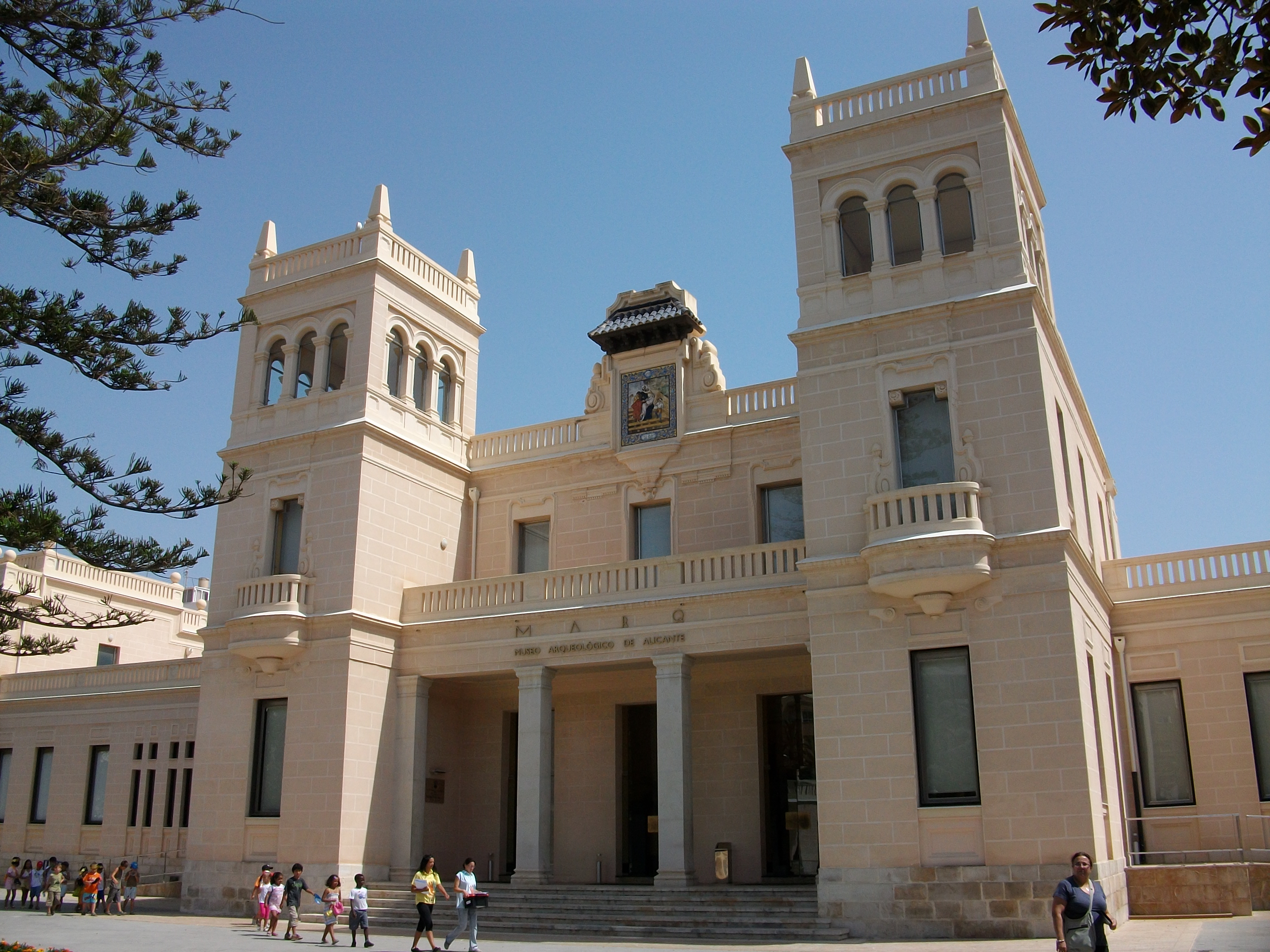 Alicante, Spain – The Affordable Mediterranean Dream (Image Credits: By Joanbanjo, Public domain, https://commons.wikimedia.org/w/index.php?curid=10947688)