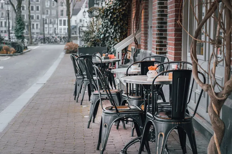 Why Outdoor Cafes Are a Pickpocket's Favorite Hunting Ground (Image Credits: Pexels)