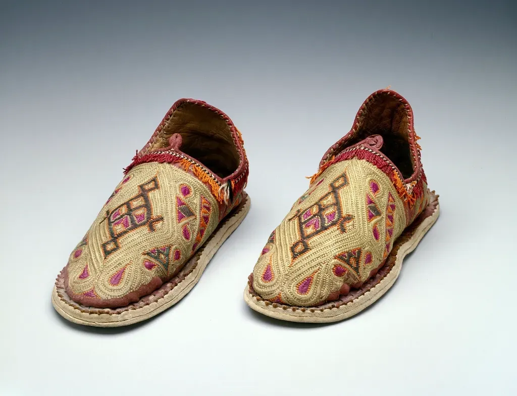 #6 — Packing Brand-New or Poorly Fitted Shoes for Sightseeing (Image Credits: Rawpixel)