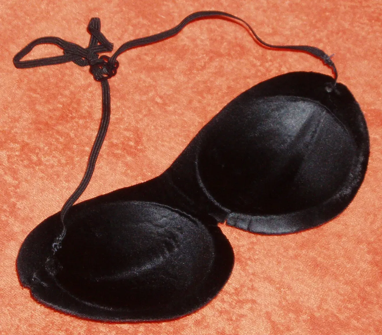 5. An Eye Mask and Earplugs: Block the World Out (Image Credits: Wikimedia)