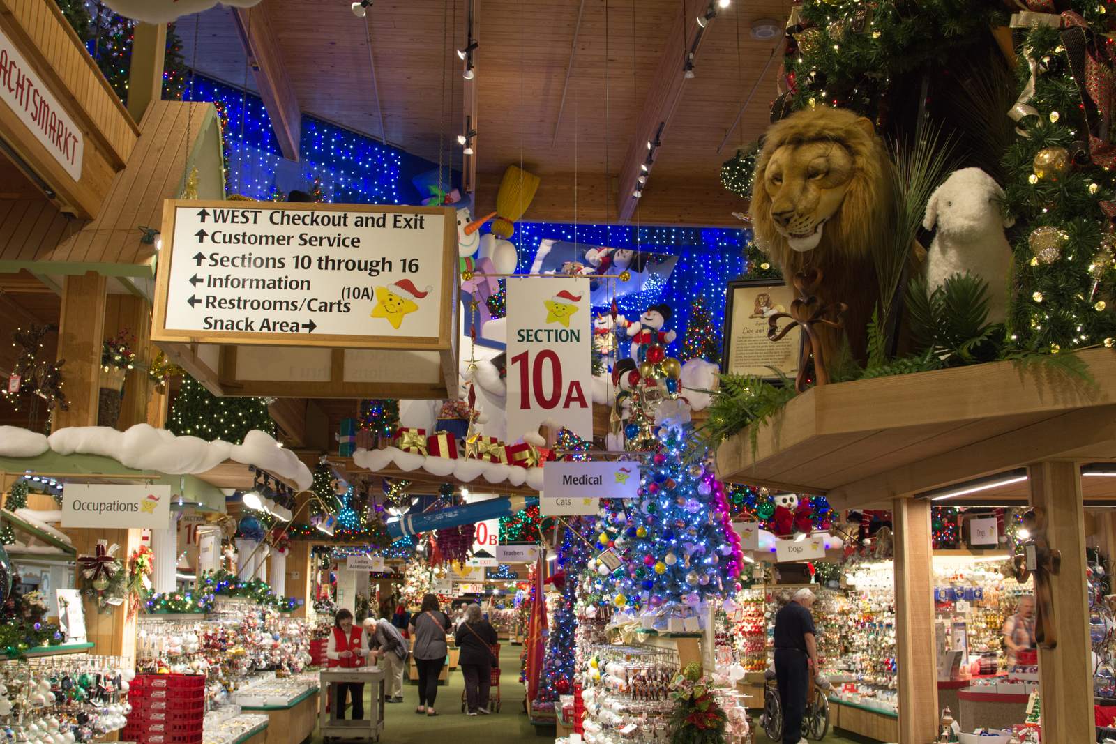 Bronner's Christmas Wonderland: A Year-Round Holiday Obsession (Image Credits: Shutterstock)