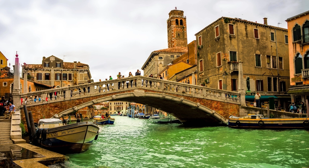 Venice: Daily Floods of 80,000 Visitors (Image Credits: Rawpixel)