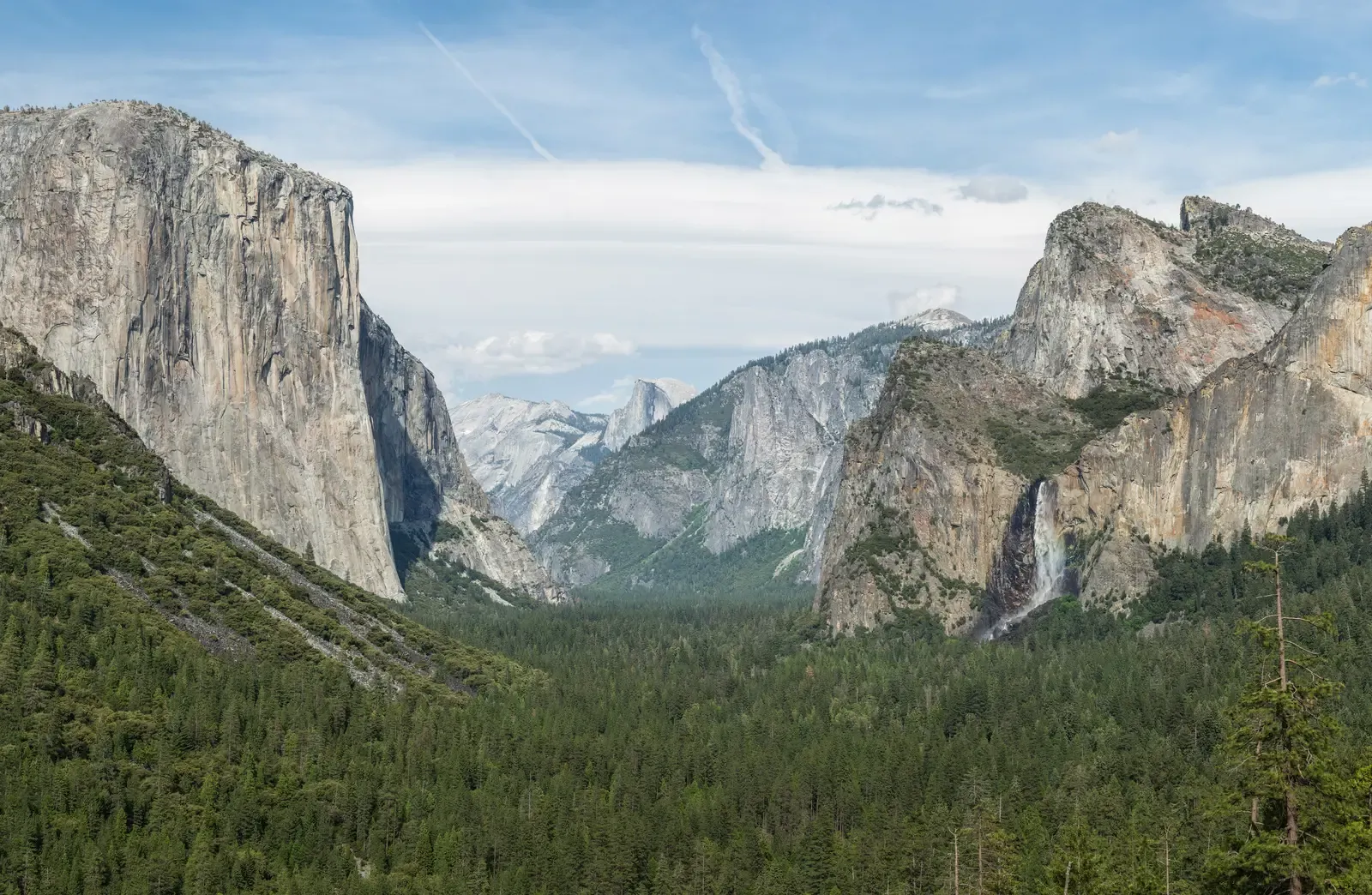 Yosemite Transforms Into a Different Park Beyond Summer (Image Credits: Wikimedia)