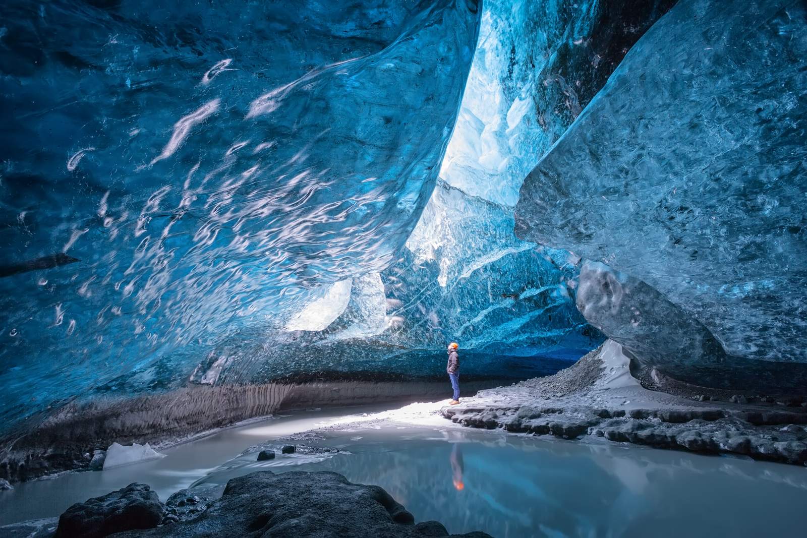 Alaska's Vanishing Glacier Caves (Image Credits: Shutterstock)