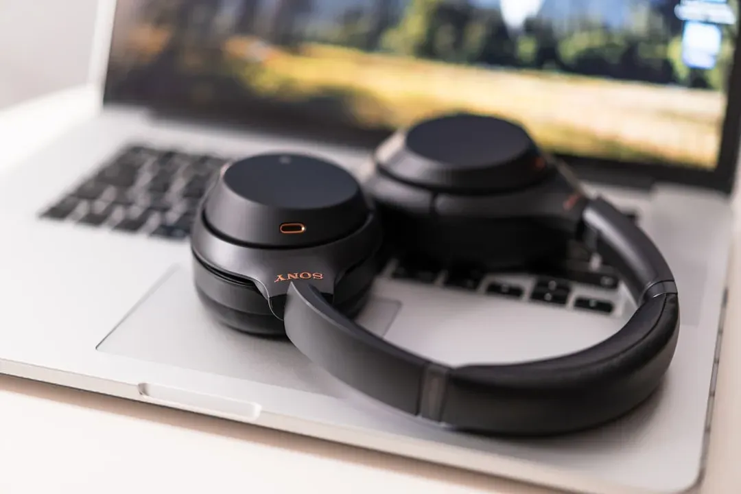 2. Noise-Canceling Headphones That Turn a Cabin Into a Quiet Room (Image Credits: Unsplash)