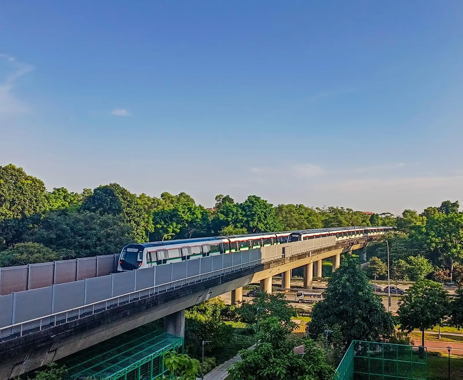 Singapore: Where Eating on Trains Could Land You a Fine (Image Credits: Wikimedia)