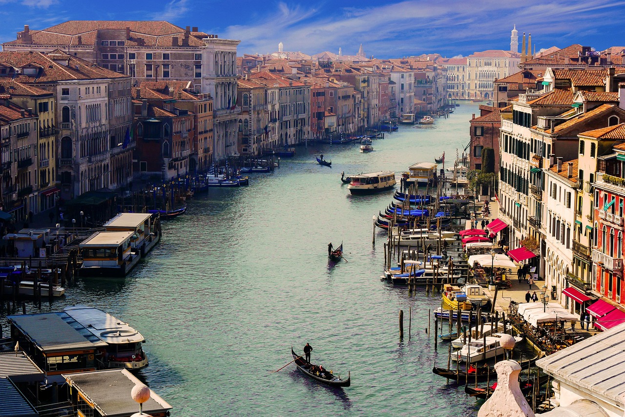 Venice, Italy: Historic Center Ban and Size Restrictions (Image Credits: Pixabay)