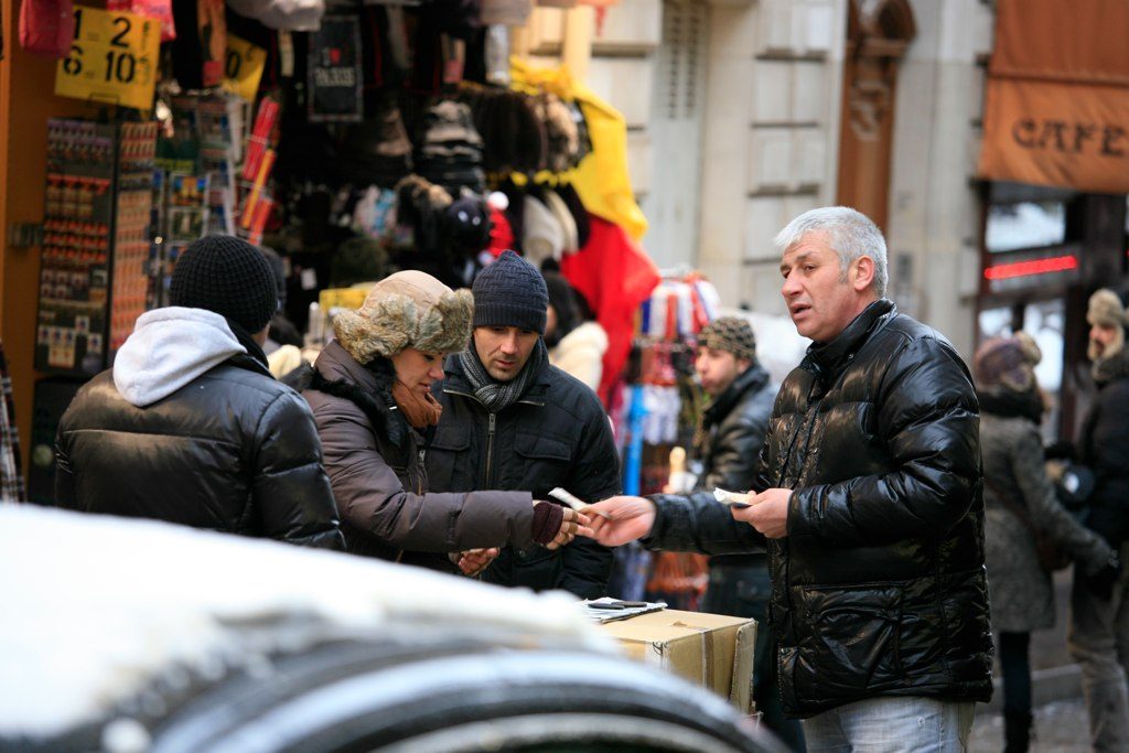 Scams Target Tourists Relentlessly (Image Credits: Wikimedia)