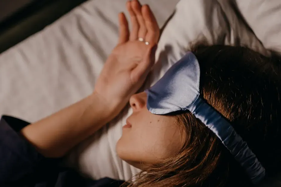 4. A Contoured Sleep Mask That Blocks Every Photon of Cabin Light (Image Credits: Pexels)
